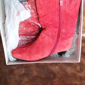 Size 7 Elegant Red Suede Heeled Boots
